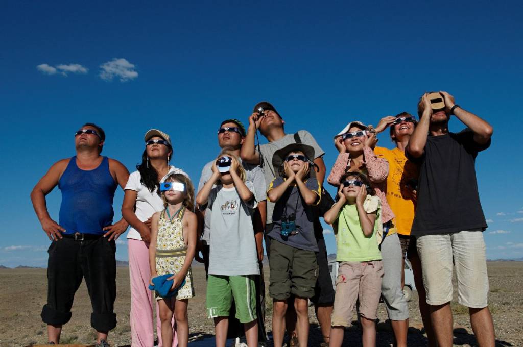 Dans le ciel de Montréal – on ressort les lunettes protectrices pour une éclipse solaire partielle le 12 Août 2026