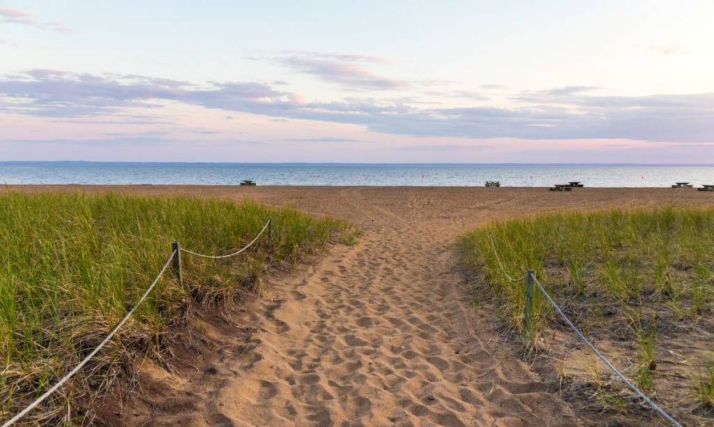 À 2h30 de Québec – bleuets, plages de sable fin et le Lac Saint-Jean pendant un long weekend de fin d&rsquo;été