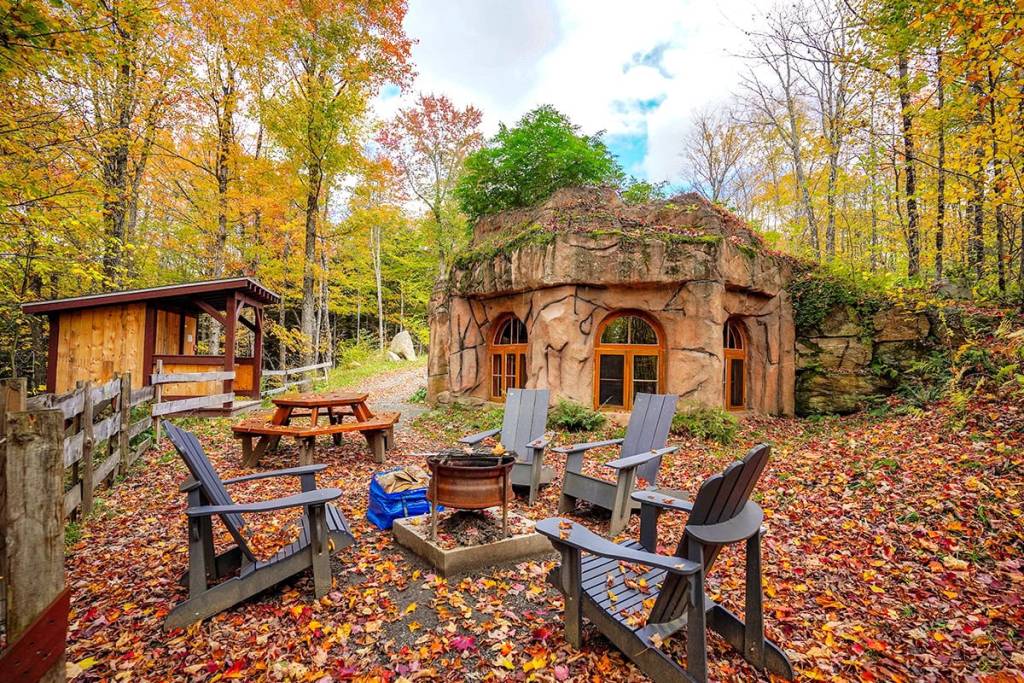 À 1h20 du centre-ville de Montréal – on passe la nuit dans une maison de hobbit, un écogîte où passer un weekend cet automne