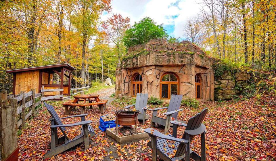 À 1h20 du centre-ville de Montréal – on passe la nuit dans une maison de hobbit, un écogîte où passer un weekend cet automne