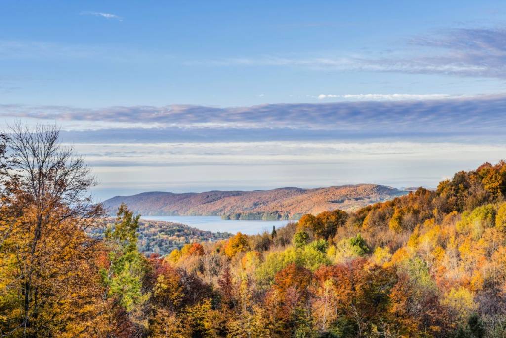 À 1h25 du centre-ville de Montréal – un très joli village au bord du lac Massawippi à visiter cet automne, et où se tient une grande foire agricole du 27 au 30 Août 2026