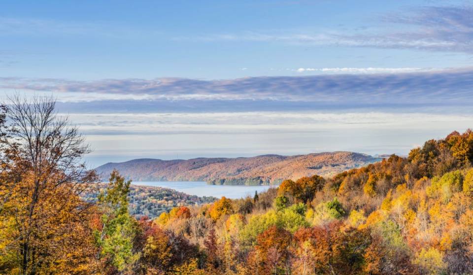 À 1h25 du centre-ville de Montréal – un très joli village au bord du lac Massawippi à visiter cet automne, et où se tient une grande foire agricole du 27 au 30 Août 2026