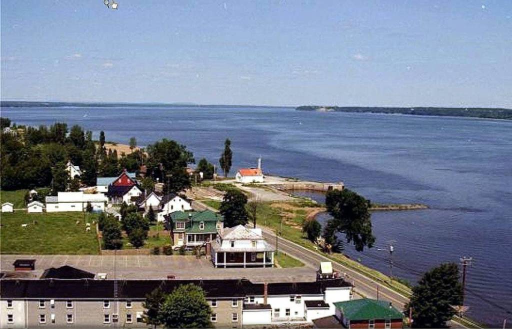 À 2h du centre-ville de Montréal – un village de bord de fleuve charmant et un peu mystérieux à visiter cet automne