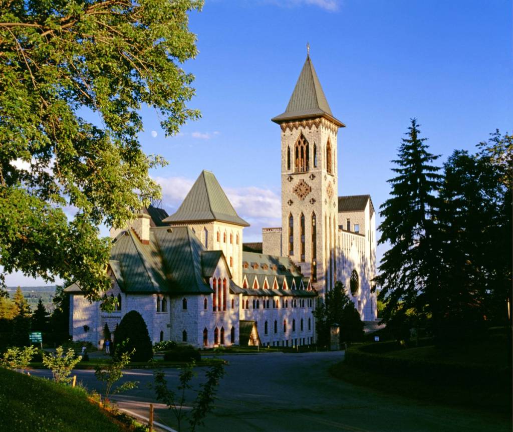 À 1h30 du centre-ville de Montréal – cueillette des pommes comme dans un conte de fées à la très jolie Abbaye de Saint-Benoît-du-Lac
