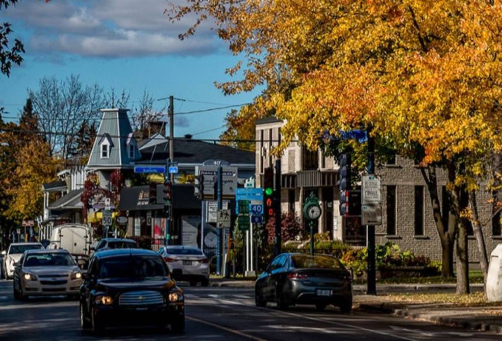 À 40min du centre-ville de Montréal – un très joli village avec tout le charme de l&rsquo;automne québécois, accessible en transports en commun