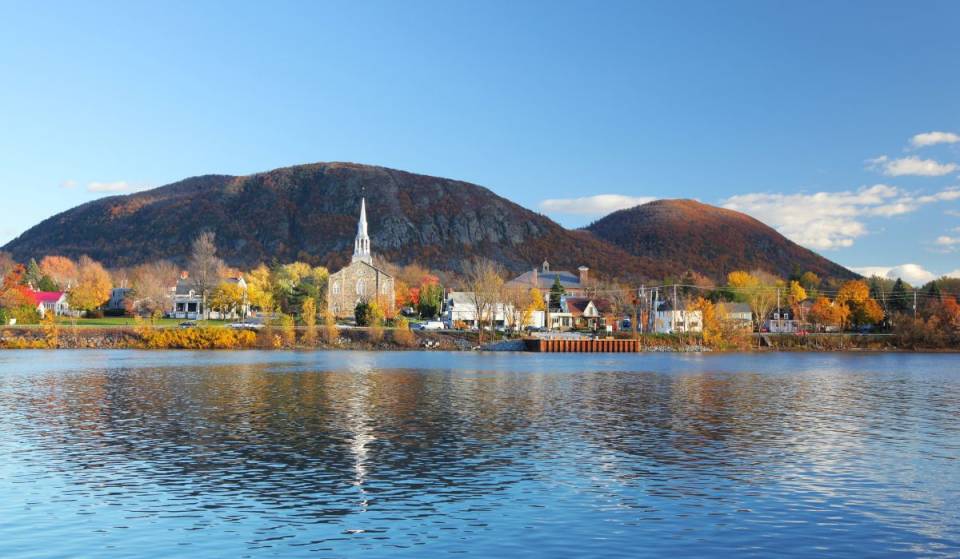 À 45min du centre-ville de Montréal – un joli village avec une montagne mystérieuse, accessible en transports en commun, à visiter cet automne