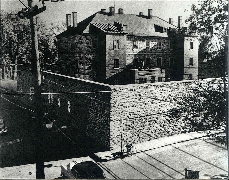 Vieille prison de Trois-Rivières avec clôture de pierres