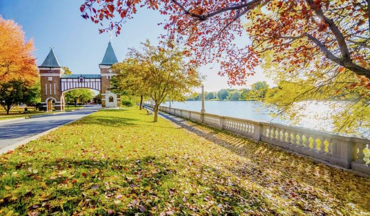 À 40min du centre-ville de Montréal en train – une balade dans les jardins d’une petite ville charmante cet automne