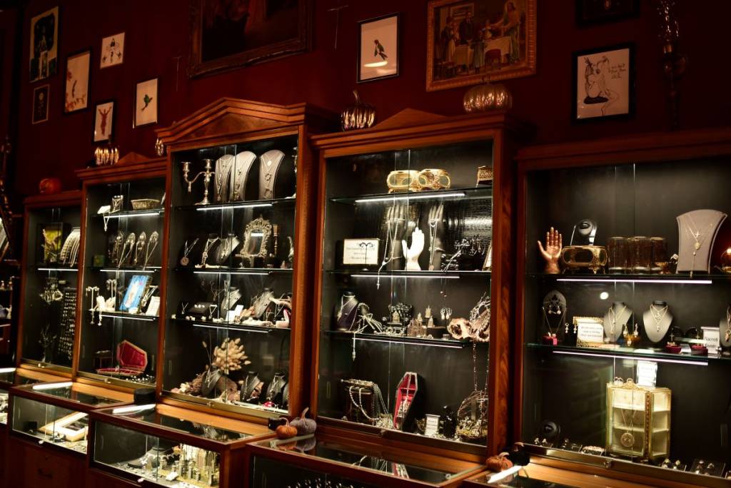 GOTH SHOP – un magasin de curiosités et de joaillerie gothique dans une ancienne usine hantée de Montréal