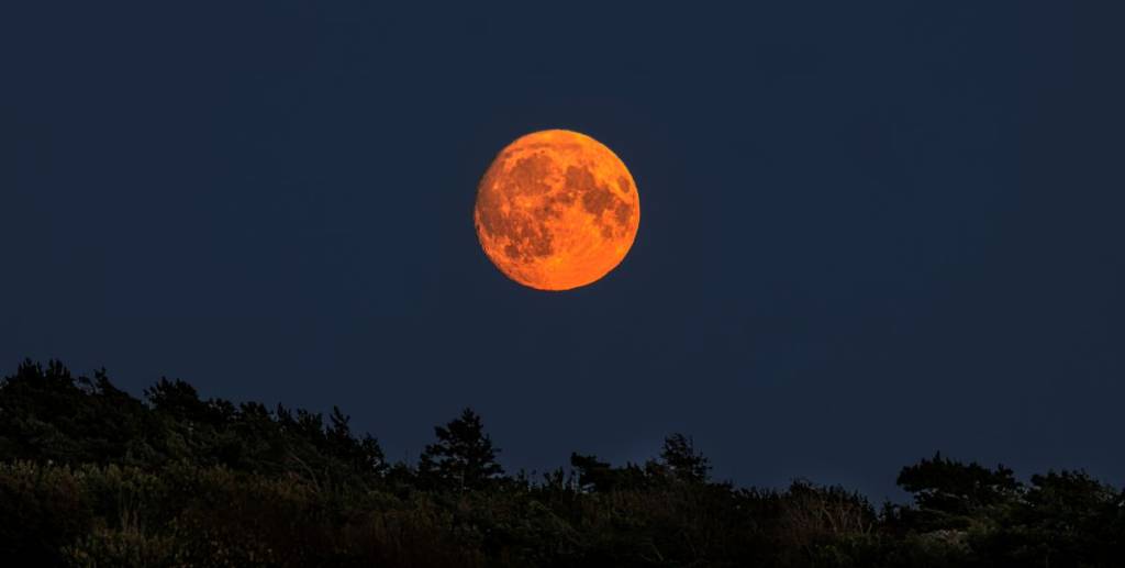 La lune se lève au Nord-Est pendant la semaine d&rsquo;Halloween, et apparaît orange: où la voir se lever?