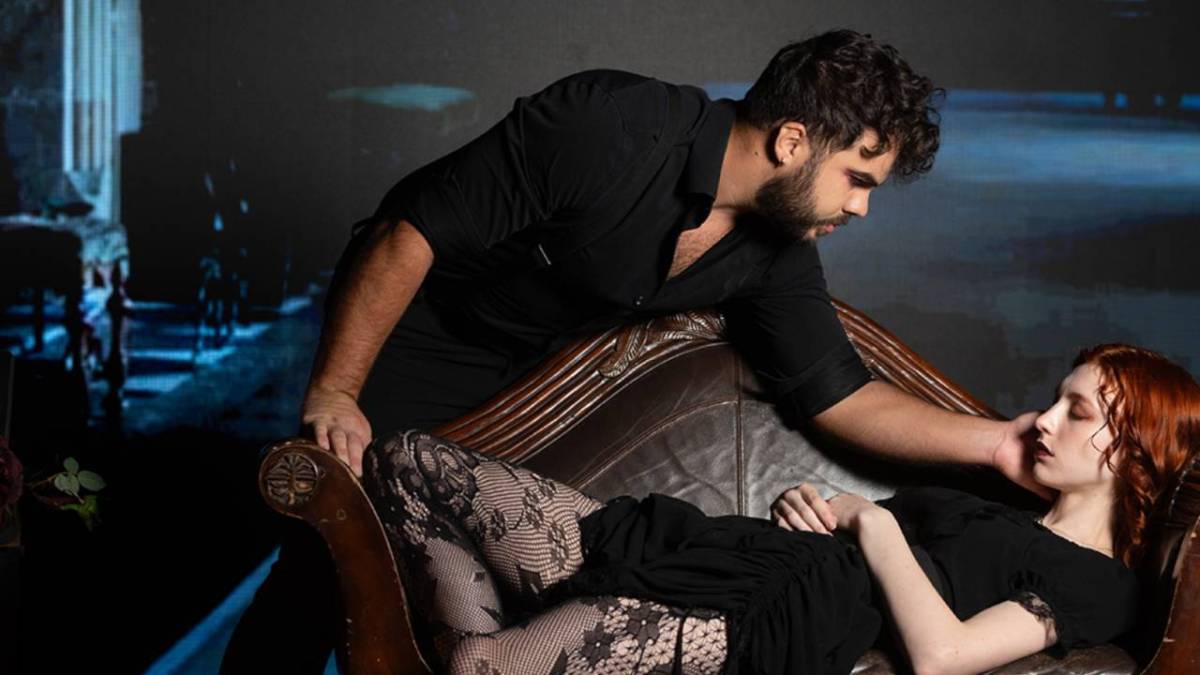 Photo d'un homme et d'une femme habillés de manière gothique pour une experience sur Edgar Allan Poe