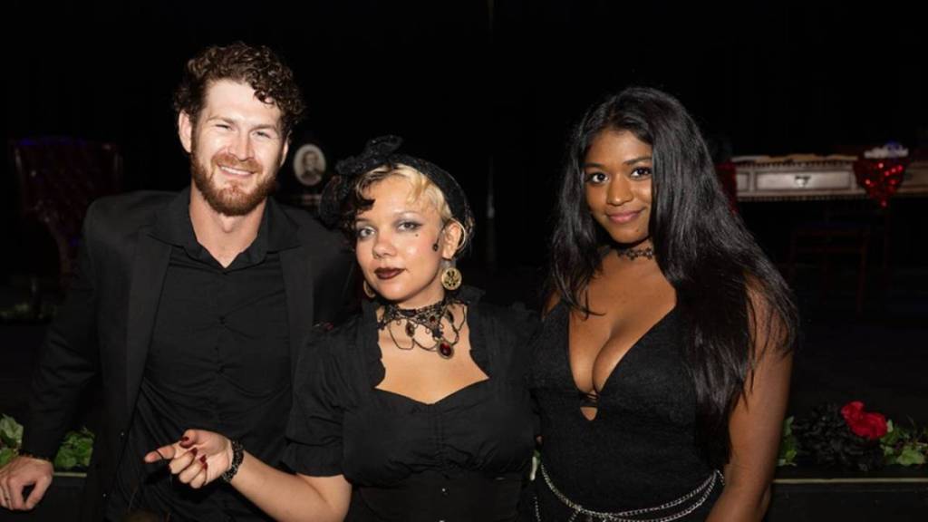 Photo de trois personnes habillés de manière gothique pour une experience sur Edgar Allan Poe