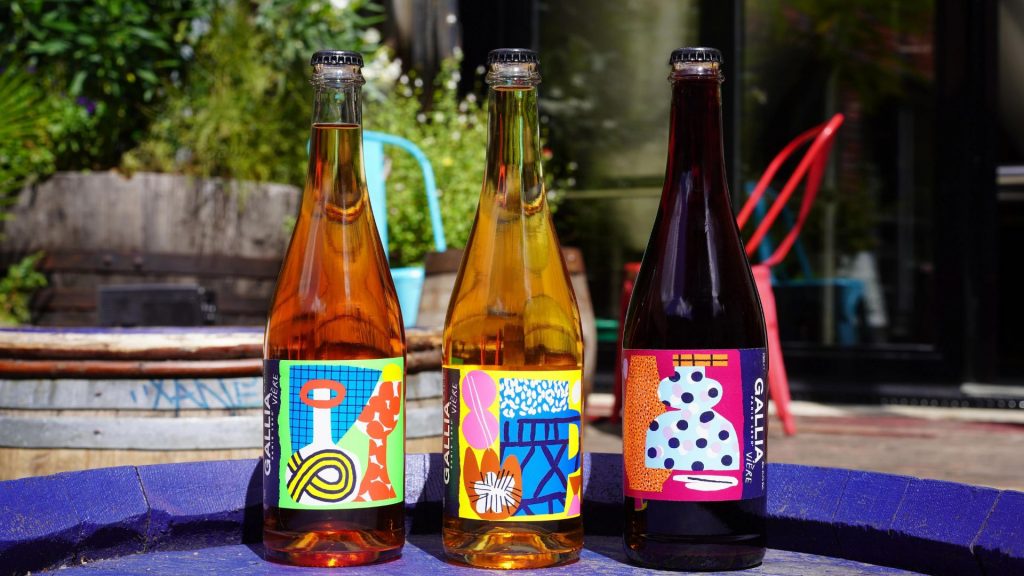 La « vière » : une brasserie propose désormais une étonnante boisson hybride entre bière et vin