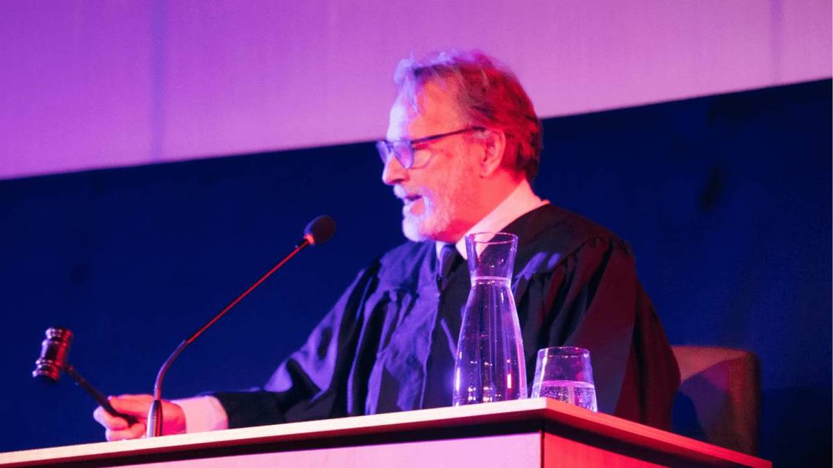 Photo d'un acteur habillé en juge pour un faux procès