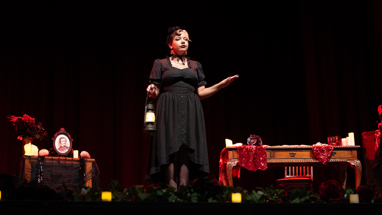 Photo d'une femme en pleine représentation d'une pièce de théâtre