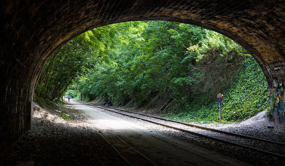 Fermé au public depuis des décennies, ce tunnel ferroviaire de 300 mètres caché dans la petite ceinture du 15ᵉ arrondissement vient d’ouvrir, et il offre une balade de 2 km inédite