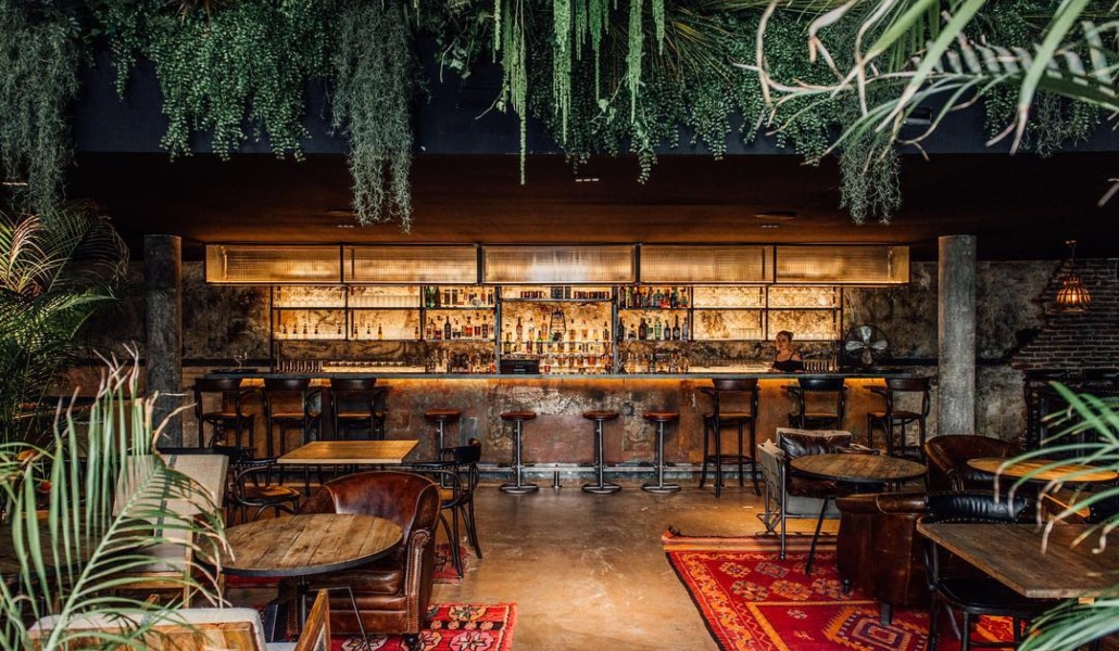 d-ner-dans-un-d-cor-post-apocalyptique-tropical-au-restaurant-apr-s