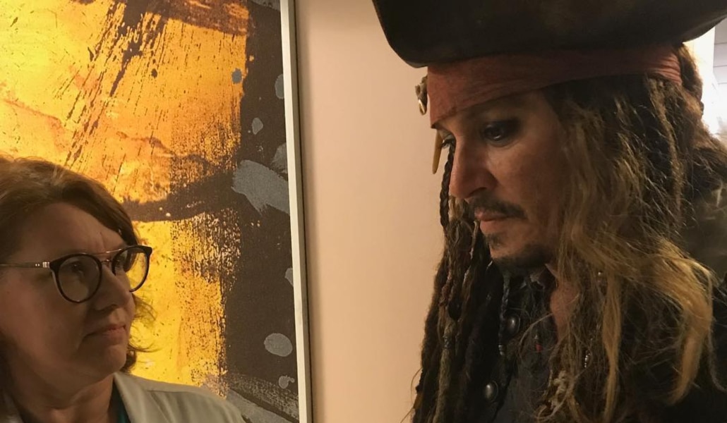 Déguisé en Jack Sparrow, Johnny Depp fait une visite surprise aux enfants malades de l&rsquo;institut Curie