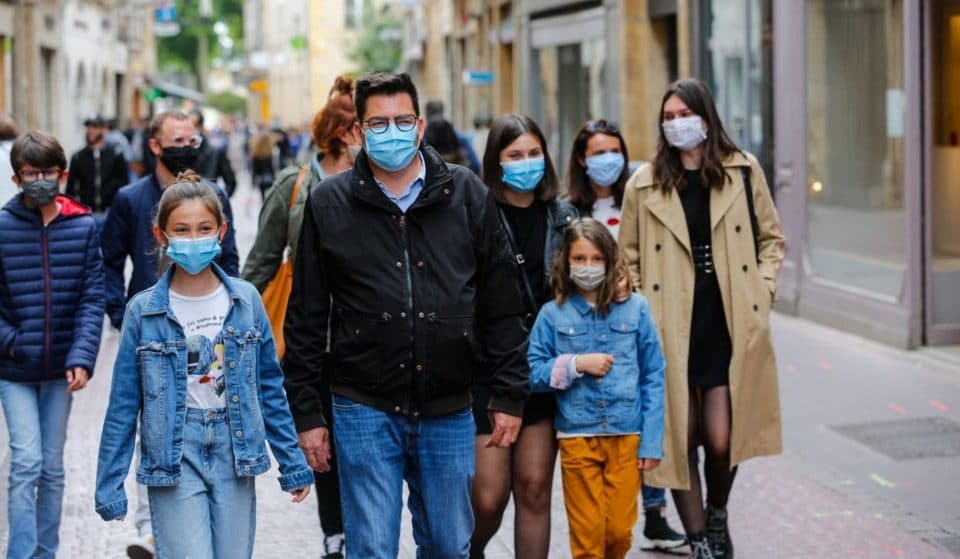 Le port du masque va-t-il devenir obligatoire à l&rsquo;extérieur ?