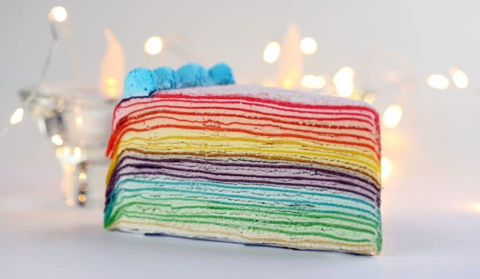 Chandeleur : la fabuleuse recette du gâteau de crêpes arc-en-ciel !