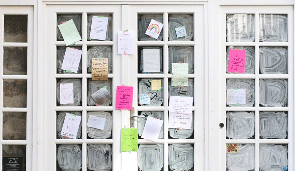 Restos, bars, cafés… Collez des billets doux sur les vitrines de vos QG parisiens préférés !