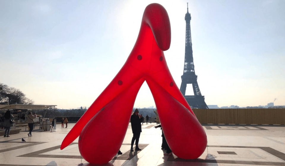 Le clitoris géant de 5 mètres de haut érigé DÉFINITIVEMENT devant la Tour Eiffel !