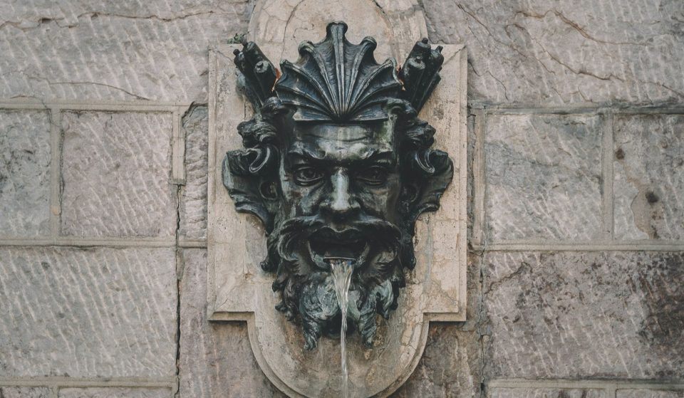 Les deux fontaines Art Déco massives de la Porte de la Chapelle égarées à Paris ont été… détruites !