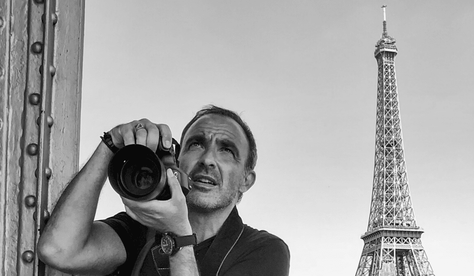 Plein-air : Nikos Aliagas dévoile son expo photo noir & blanc « Parisiennes » sur les grilles de l&rsquo;Hôtel de Ville !