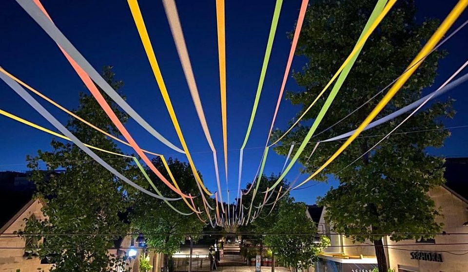 « Liberté Chérie » : pour l&rsquo;été, Bercy Village se pare d&rsquo;un ciel de lignes aux couleurs de l&rsquo;arc-en-ciel !