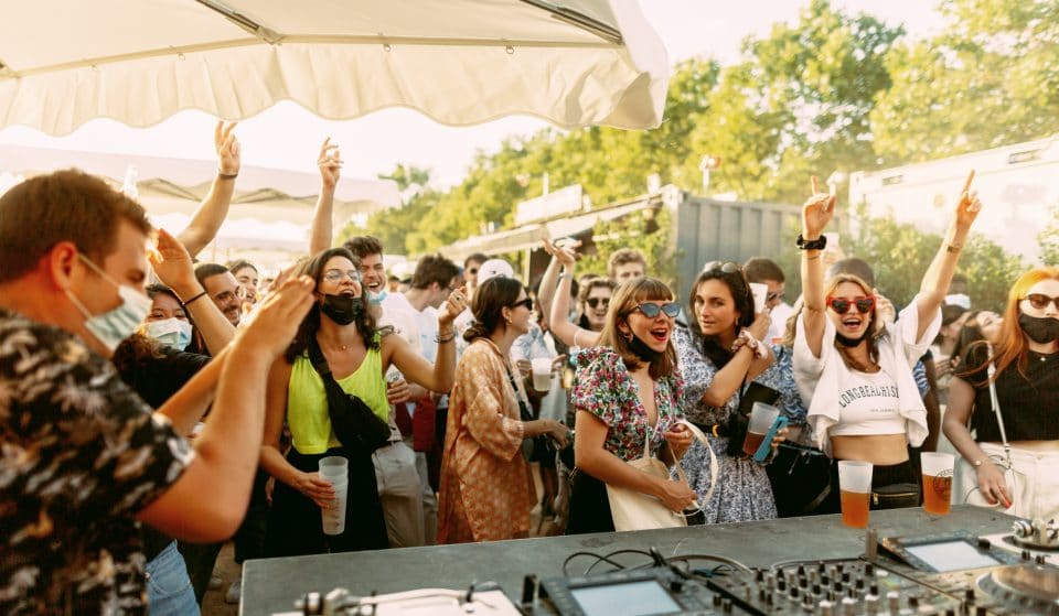 Cargo Container Bar : DJ sets électro, chill, pintes et rosé sur une terrasse XXL en bord de Seine !