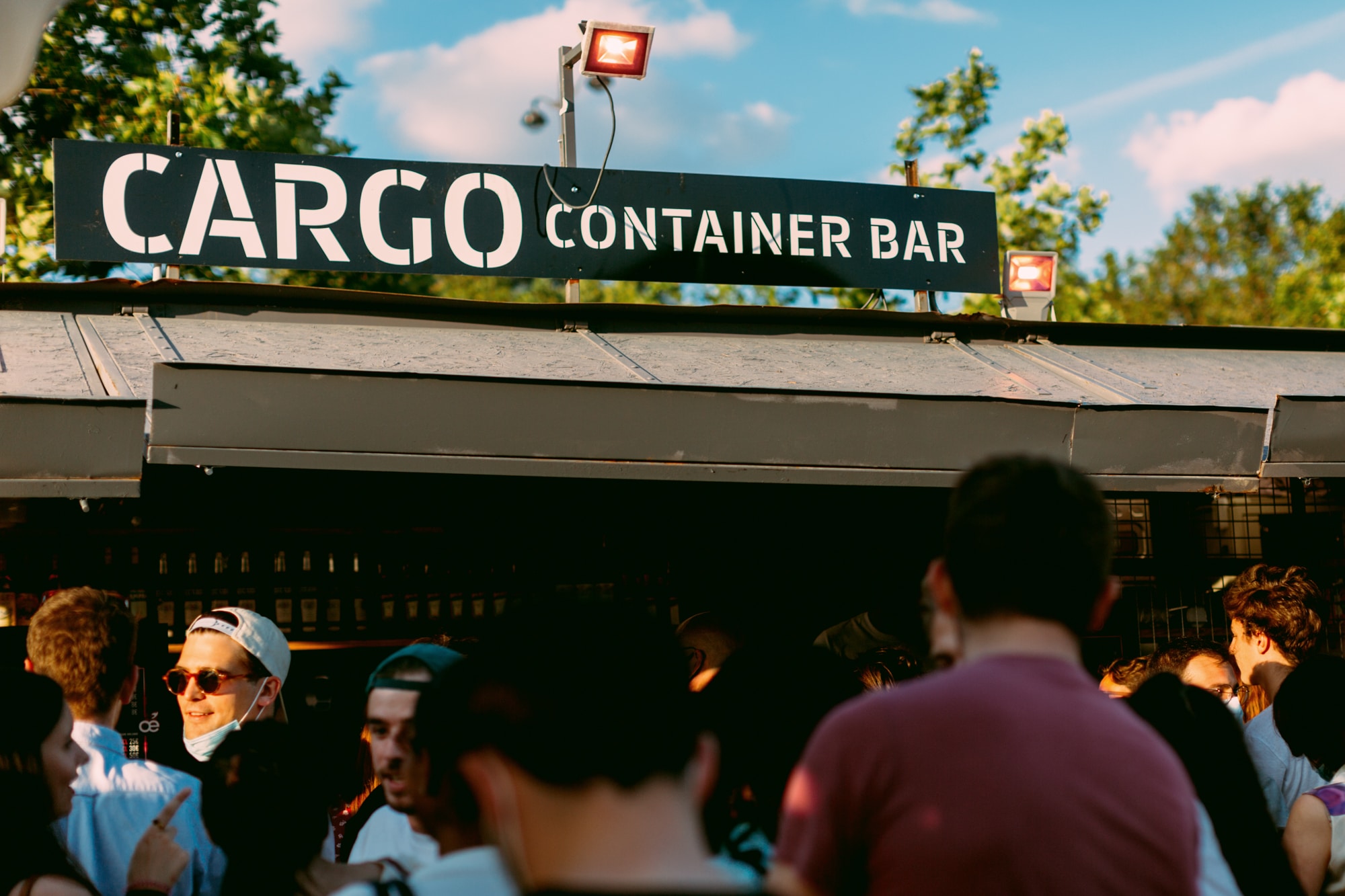 Cargo Container Bar DJ sets électro, chill, pintes et rosé sur une terrasse XXL en bord de Seine