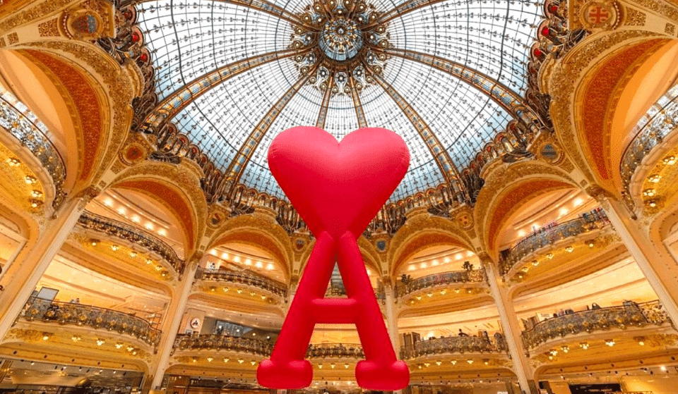 « Paris Mon Amour » : un coeur rouge monumental installé sous la coupole des Galeries Lafayette !