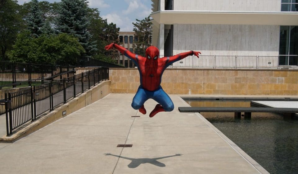 Insolite : Un Spider-Man joue les héros locaux dans la banlieue de Paris à Choisy-le-Roi !