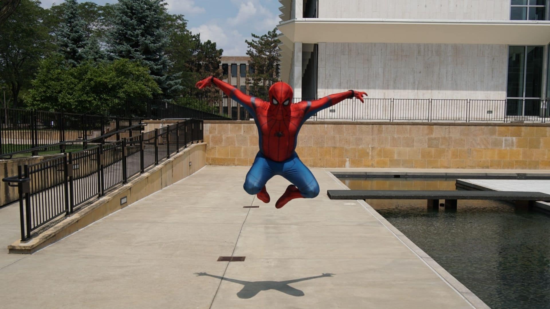 Insolite : Un Spider-Man joue les héros locaux dans la banlieue de