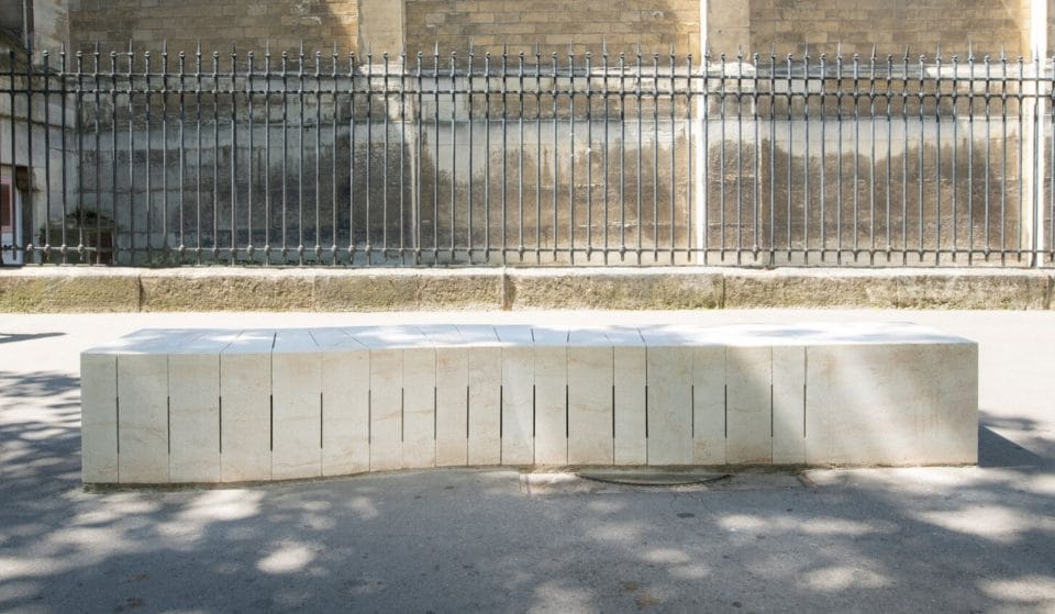Insolite : Des bancs conçus pour pouvoir s&rsquo;asseoir au frais installés à Paris !