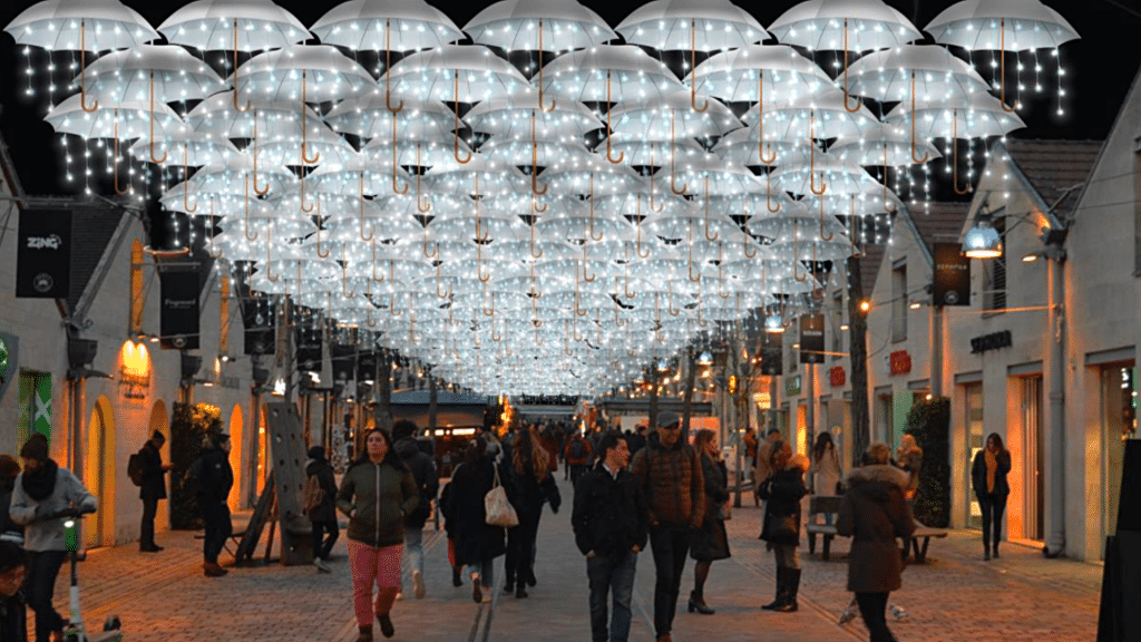 Un ciel de 1200 parapluies à Bercy Village Noël