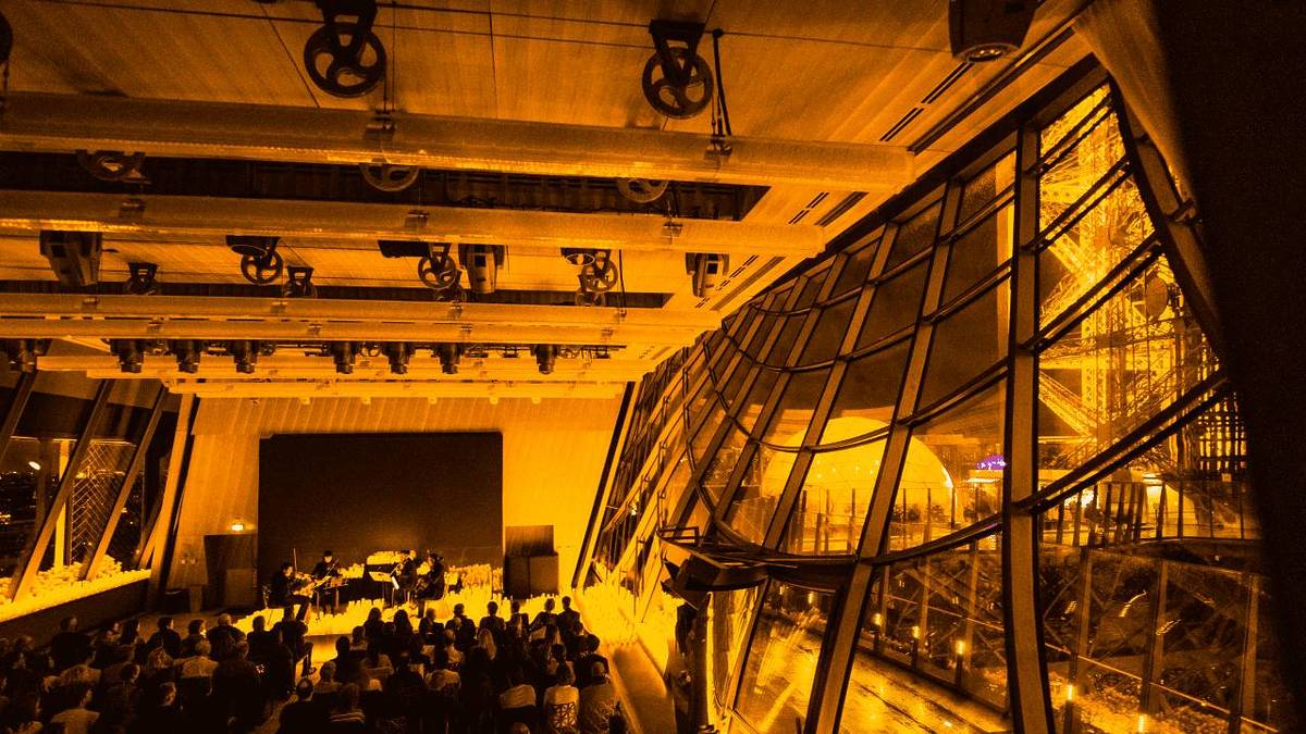 Photo d'un concert Candlelight au salon Gustave Eiffel recouvert de milliers de bougies