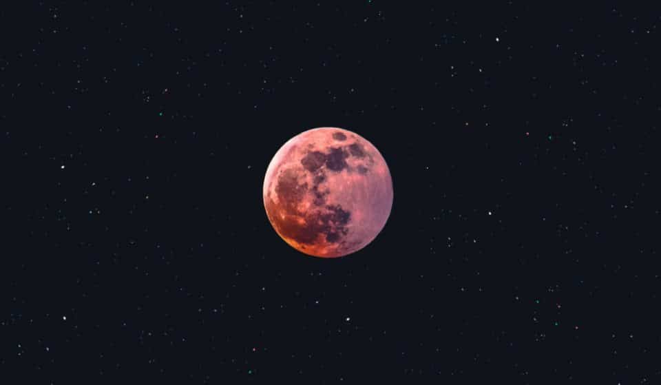 Uma incrível lua cheia rosa vai iluminar o céu esta quinta-feira à noite: eis a hora exata em que será mais espetacular