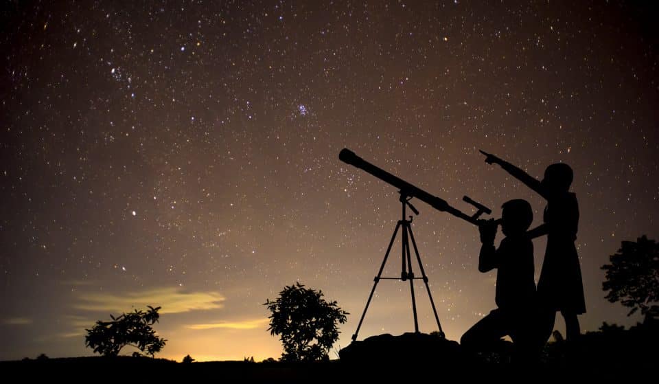 Paris sous les Étoiles : cet été, des télescopes mis à disposition gratuitement dans 15 parcs et jardins !