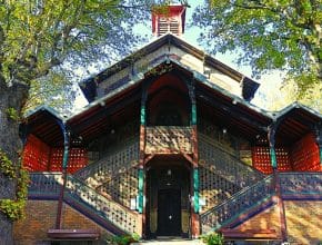 This church with its unusual architecture is the best-kept secret in the Buttes Chaumont district.