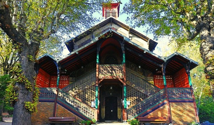 Esta iglesia de arquitectura insólita es el secreto mejor guardado del barrio de Buttes Chaumont.