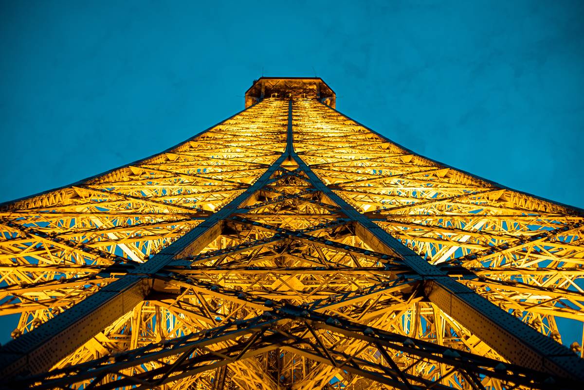 Photo en contre plogée de la tour Eiffel à Paris