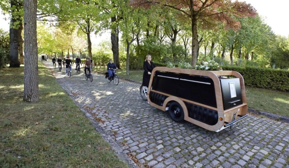 Insolite : le premier corbillard à vélo déambule dans les rues de Paris