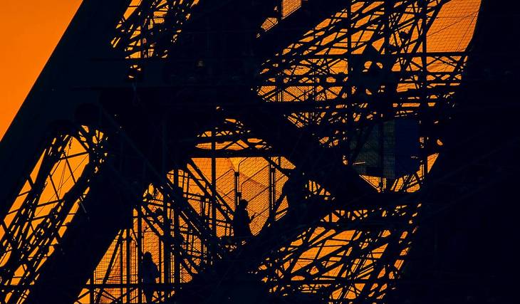 En 1889, la tour Eiffel s’élevait à 300 mètres pour l’Exposition universelle ; 137 ans plus tard, son salon perché à 57 mètres du sol accueille des concerts exclusifs à la bougie