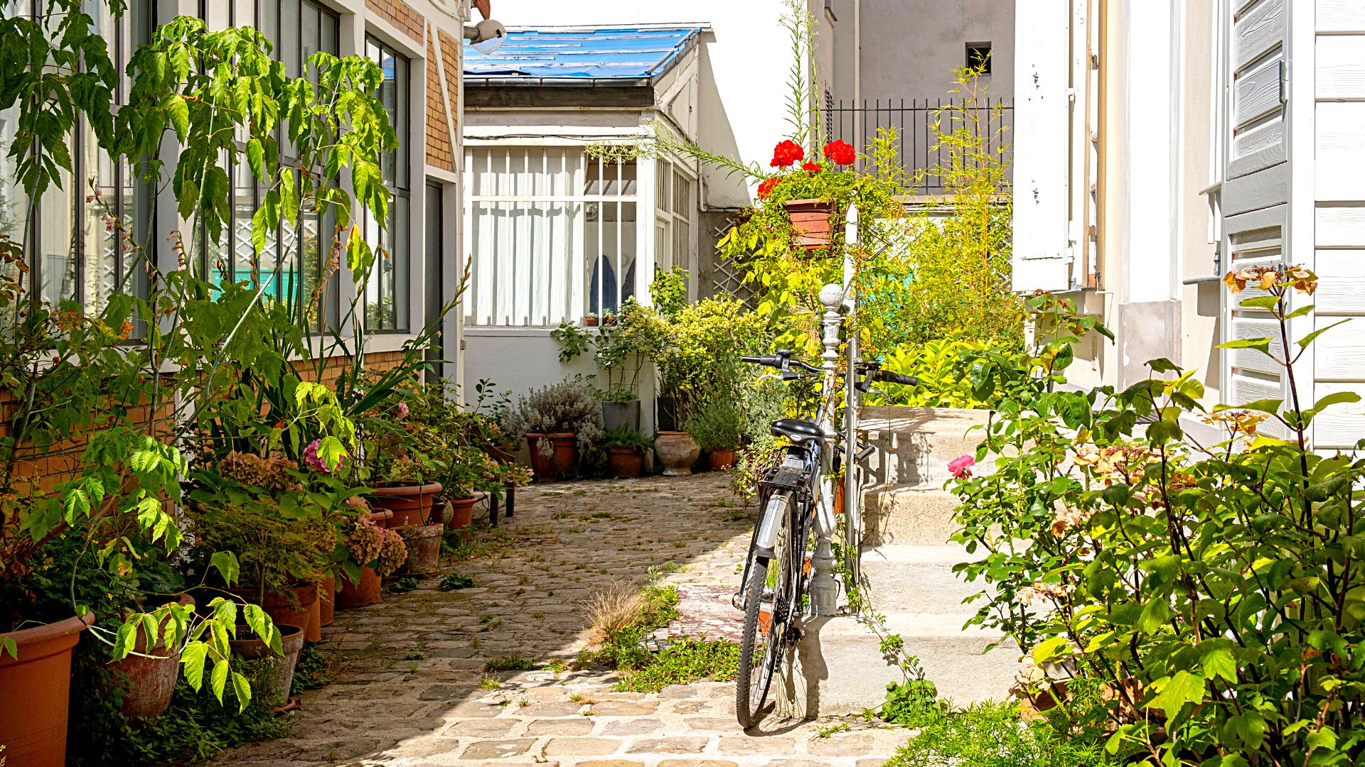 La Ruelle Découvrez la ruelle secrète de la Villa de l'Ermitage - Paris Secret