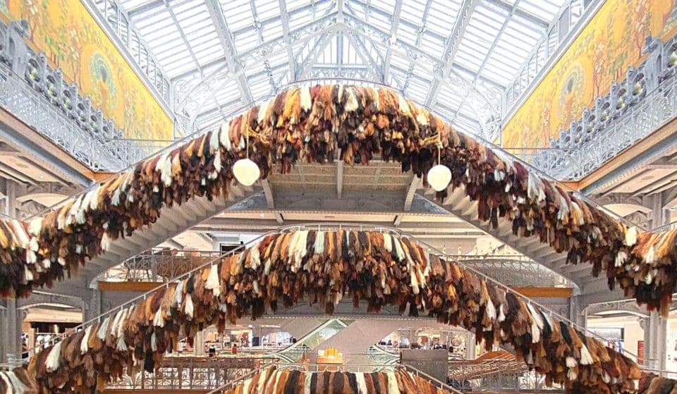 Une œuvre monumentale et intrigante vient d&rsquo;être installée à la Samaritaine