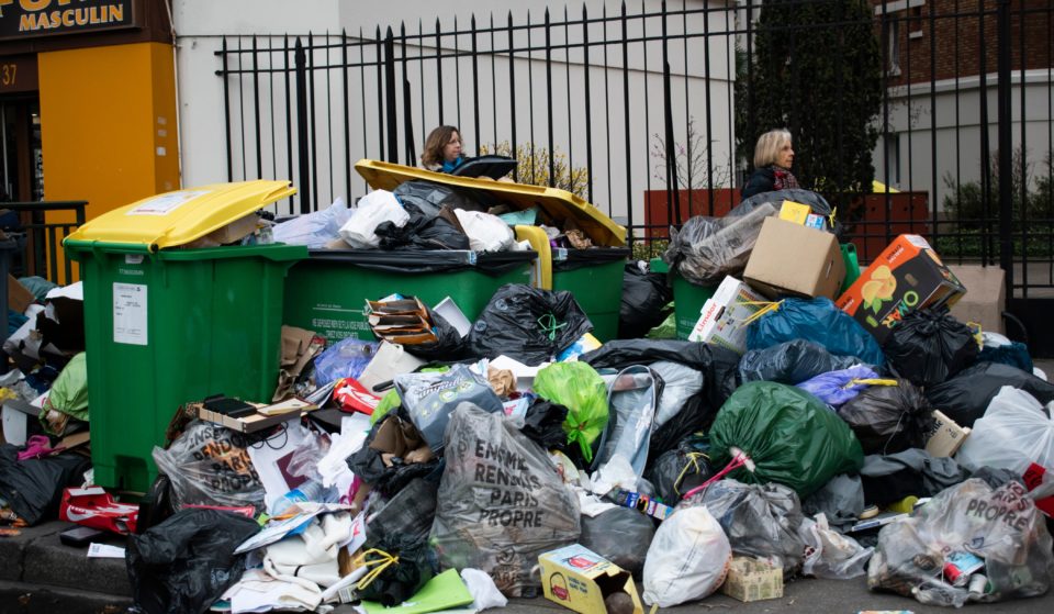 Grève des éboueurs : les déchets et poubelles vont encore s&rsquo;accumuler à Paris !