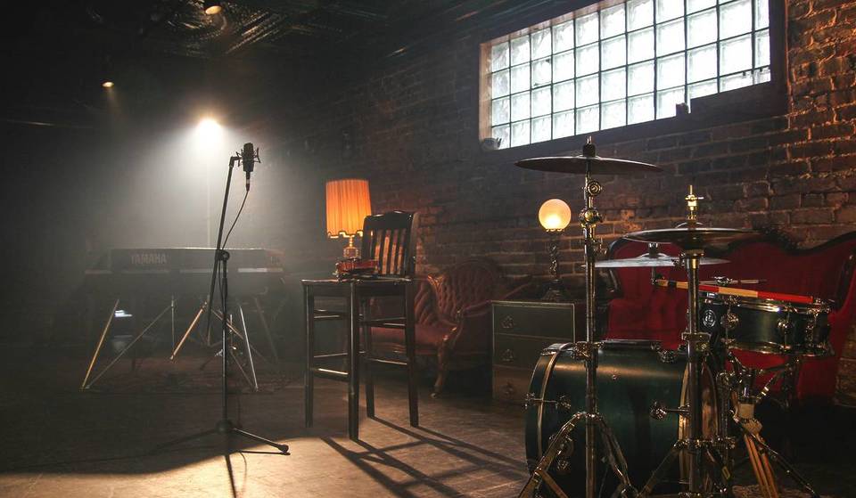 A former train station, a cellar with a mysterious past, or Nina Simone’s former Parisian haunt: discover the most iconic jazz clubs in Paris.