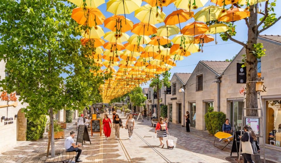Un ciel de tournesols et parapluies multicolores s’empare de Bercy Village