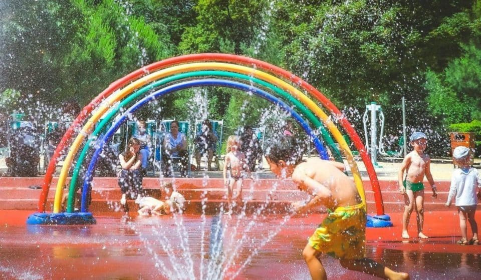 Pour l&rsquo;été, le jardin d&rsquo;Acclimatation accueille une plage avec transats et jeux d&rsquo;eau !